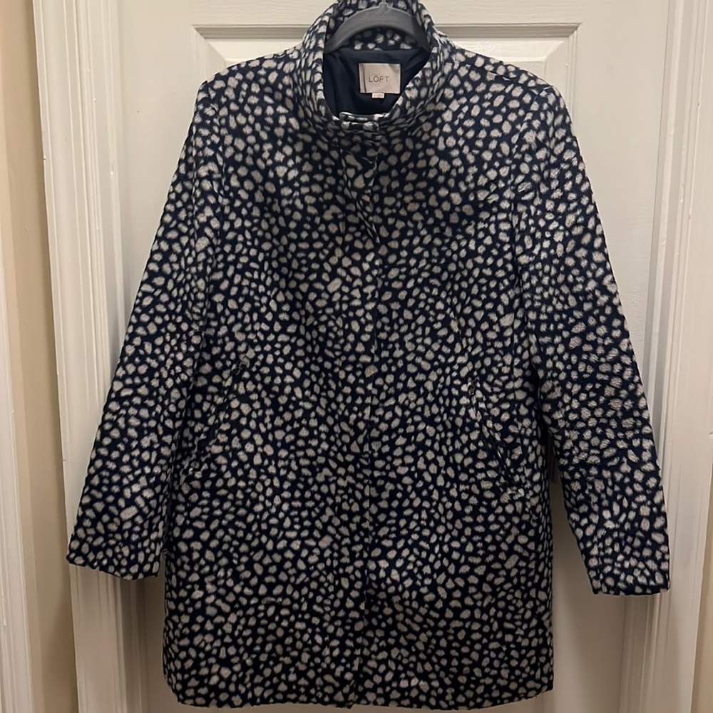 Ann Taylor LOFT zip up coat with snaps near the neck. EUC! Size Large.
